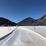 Karwendel-lodge Апартаменты Шарниц